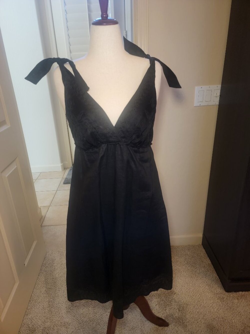 STUDIO M BLACK LINEN DRESS, V-NECK WITH EMBROIDERY EMPIRE WAIST, SIZE SMALL